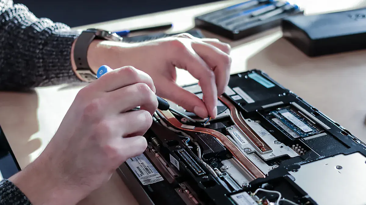 Ordenador con polvo que necesita limpieza interna